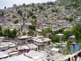 As tropas brasileiras operam para neste terreno, para assegurar a dois candidatos desconfiados mutuamente, desconfiados dos aliados, ancorados na ocupação brasileira e desconfiados até dasinstituições que irão tentar reconstruir, se é que chegam a tomar posse.  - Foto: